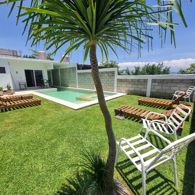 House with exclusive heated pool - Image 1
