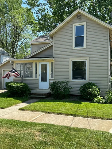 Lake Breeze Cottage - Image 1