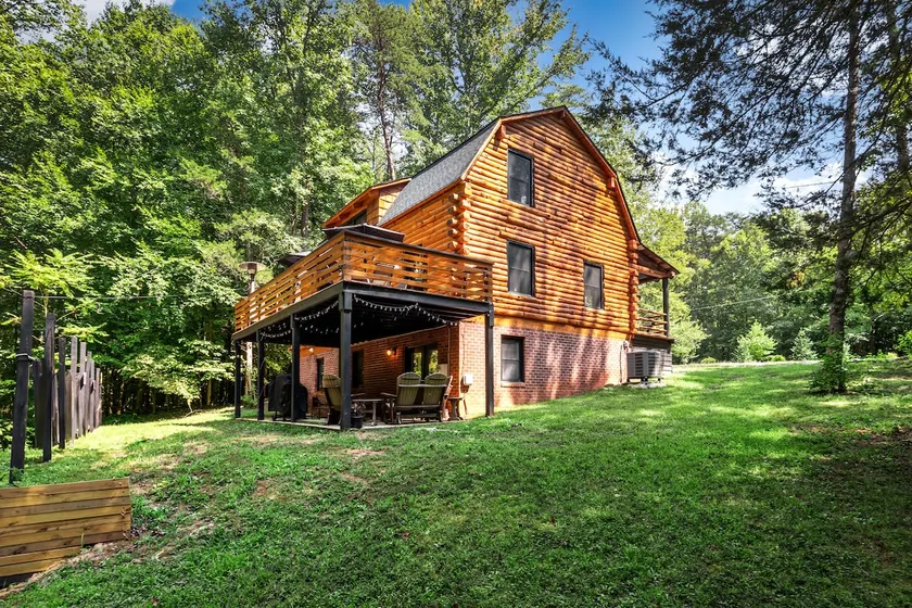 Lilla’s Cozy Cabin: Where Comfort Meets Fun! - Image 1