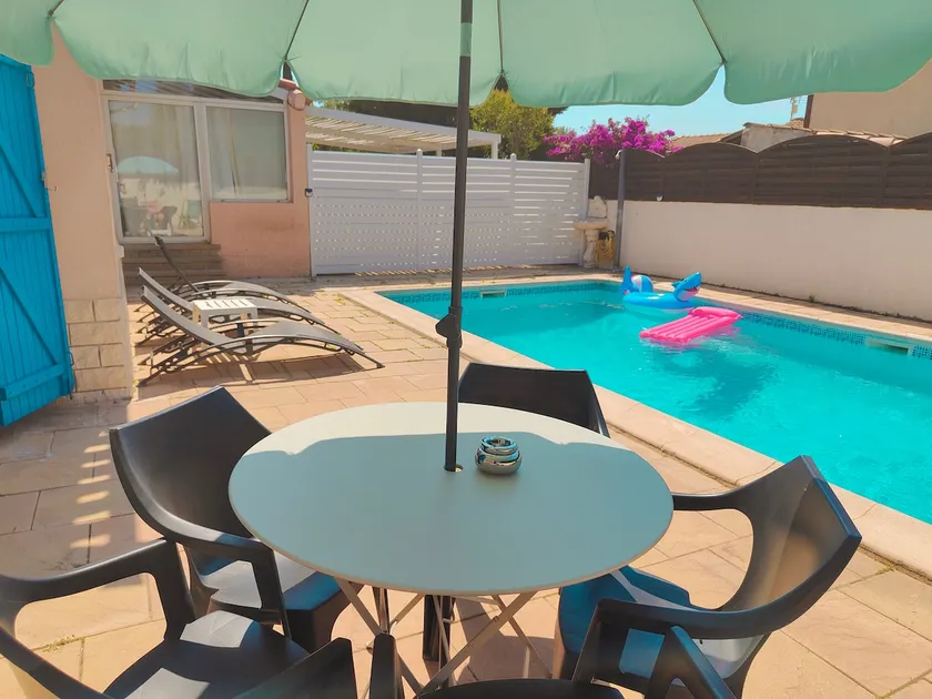 Charming pavilion with private pool - Image 1