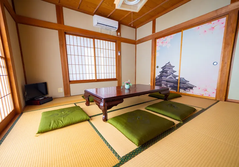 10 minutes to Matsumoto Castle, 2 minutes to the hot springs, maximum 10 guests, free parking for 2 cars - Image 1