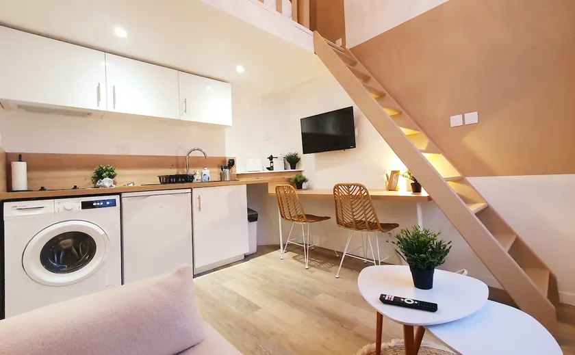 Modern & Cozy Creamy Studio – Metro Station, Parking - Image 1