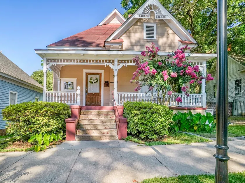 Kori’s Victorian Dream - 3 Beds - Near Downtown - Image 1