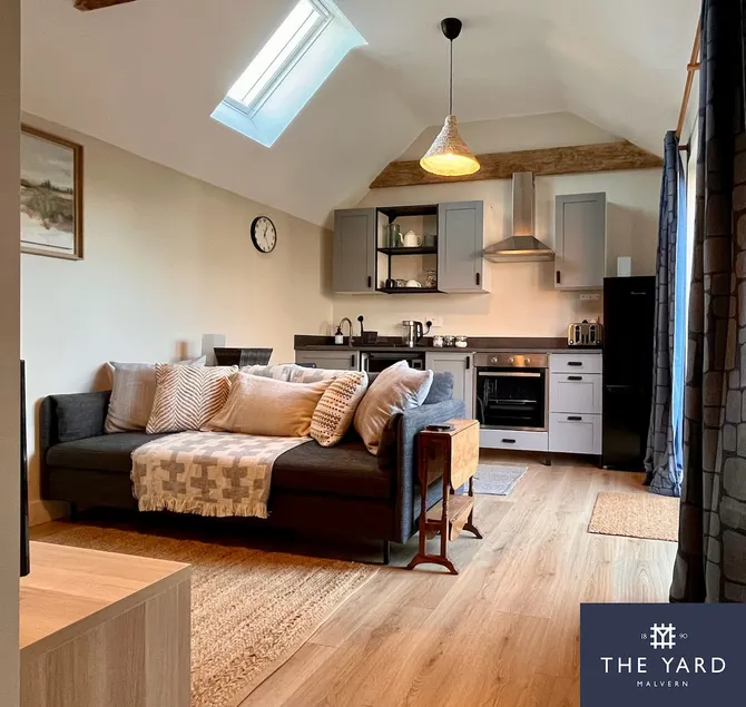 The Yard: Rustic guest house in Malvern - Image 1