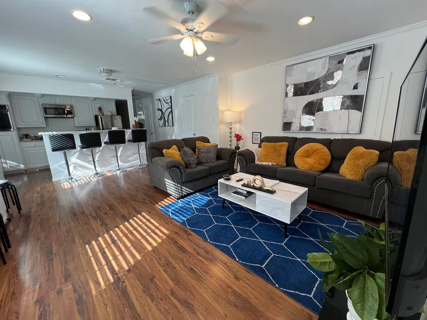 Uptown Bungalow| Covered Parking| Heart of Uptown! - Image 1