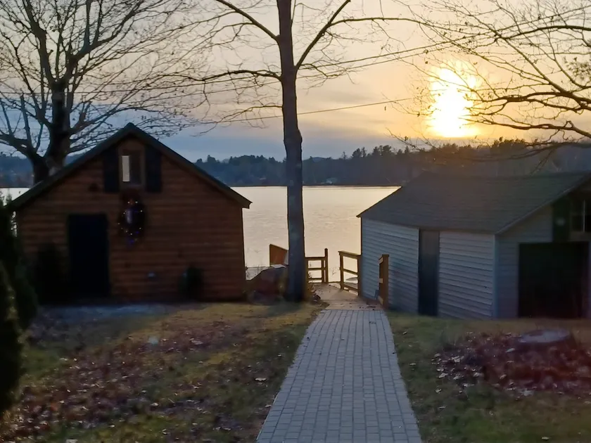 Lakefront apartment near Western Maine mountains - Image 1