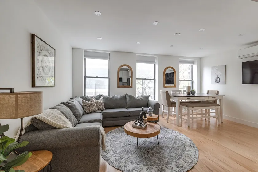 Spacious 4 bedroom Midtown west - Image 1