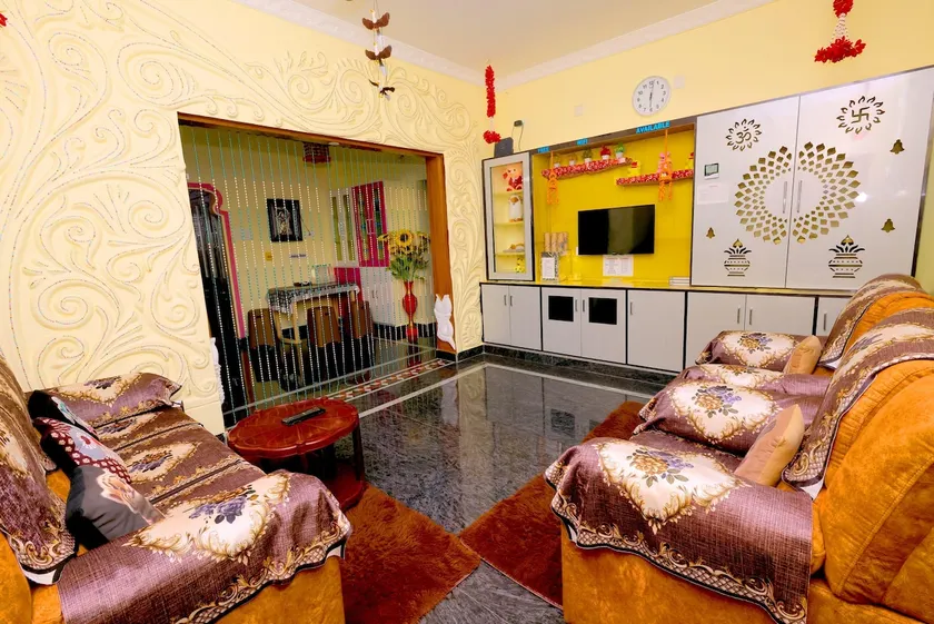 Sri Sakthi Home Stay - Unstained bed sheets- powerful AC - Fast wifi - Water purifier - Spotless bathrooms- No cockroaches- Dust free rooms- Luxury mattress- Refrigerator- cozy ambience- 24 hours hot water- washing machine - Image 1