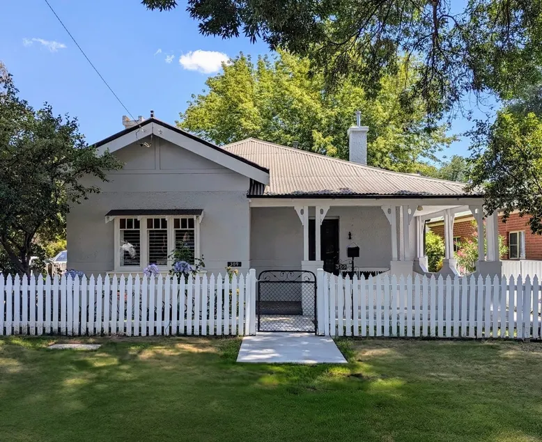 Charming Bathurst Bungalow on Leafy Street - Image 1