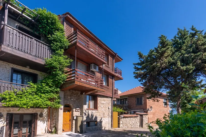 Quiet Apartment + Kitchen | 1 min From The Beach - Image 1