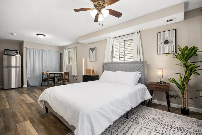 Stylish Studio Apartment with Modern Touches - Image 1