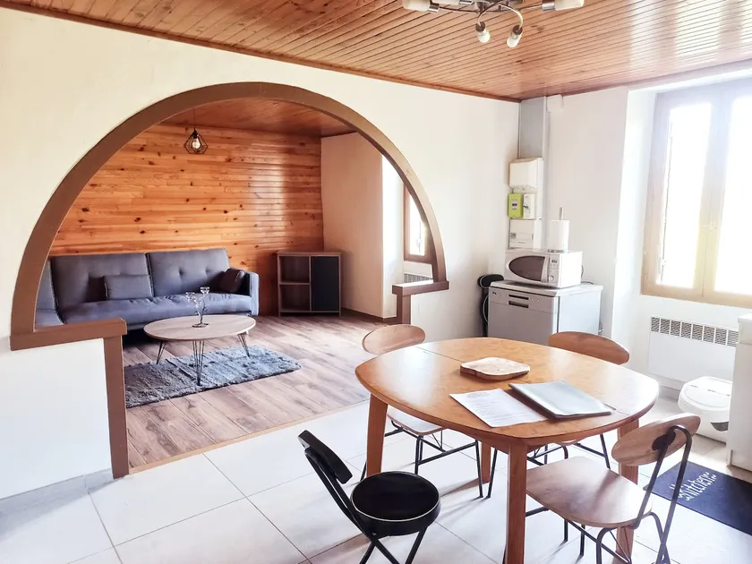 Spacious apartment in the heart of a medieval village - Image 1
