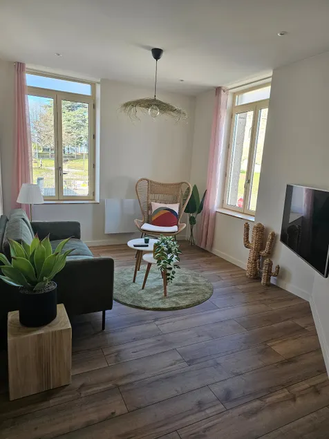 Sumptuous 2-bedroom + castle view - Image 1
