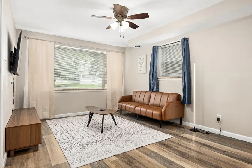 Urban 1BD moments away from DT Peoria - Image 1