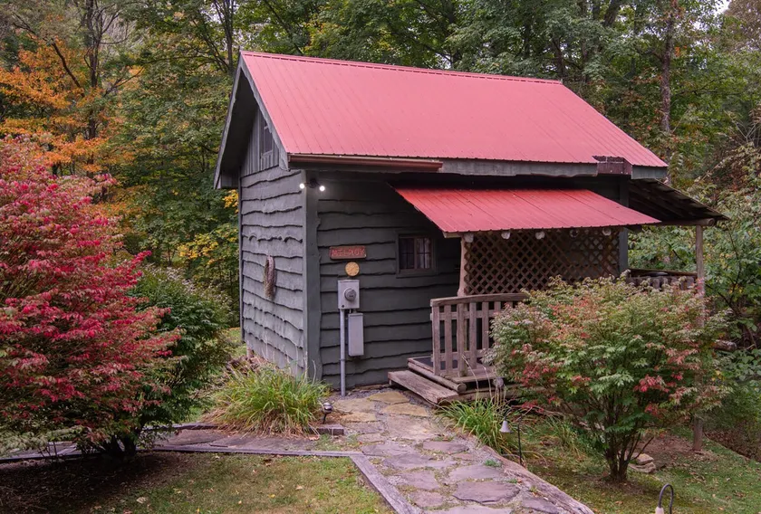 Getaway Cabin with Spiral Staircase - Image 1