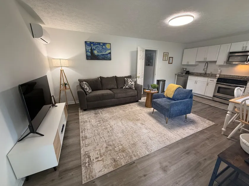 Top-Rated Cozy Apartment Near Gas South District - Image 1