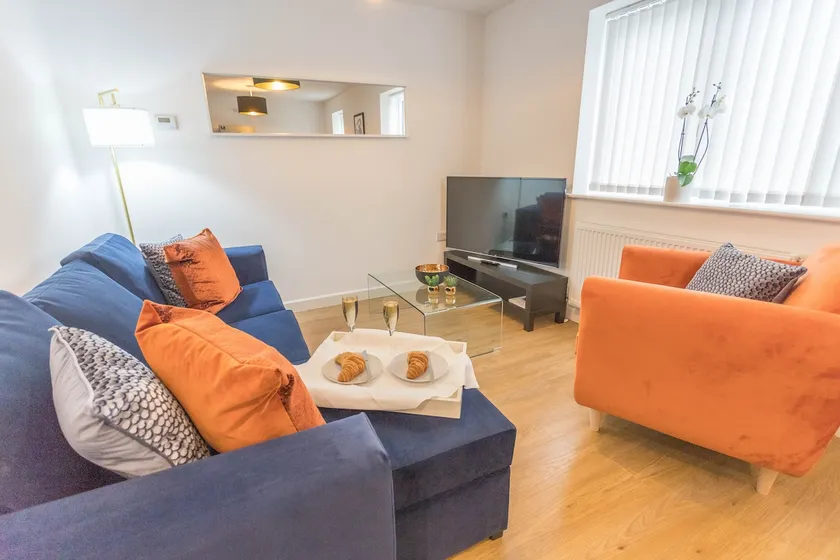 Modern 2BR | Parking | Oxford, Airport & Bicester - Image 1