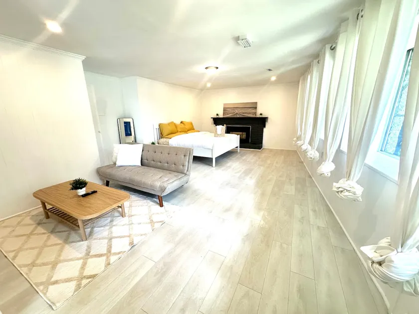 Bachelor Suite | South Slope| Metrotown - Image 1