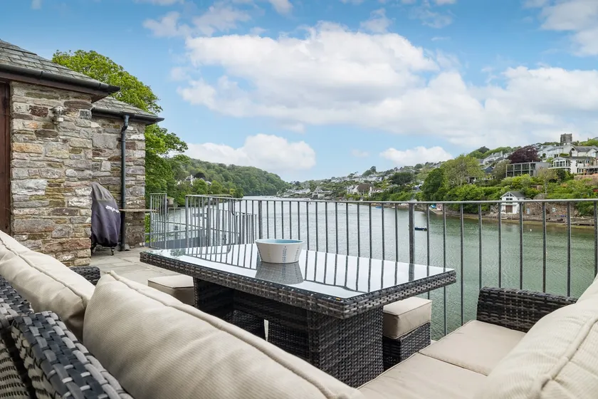 Stunning Riverside Cottage in heart of Noss Mayo - Image 1