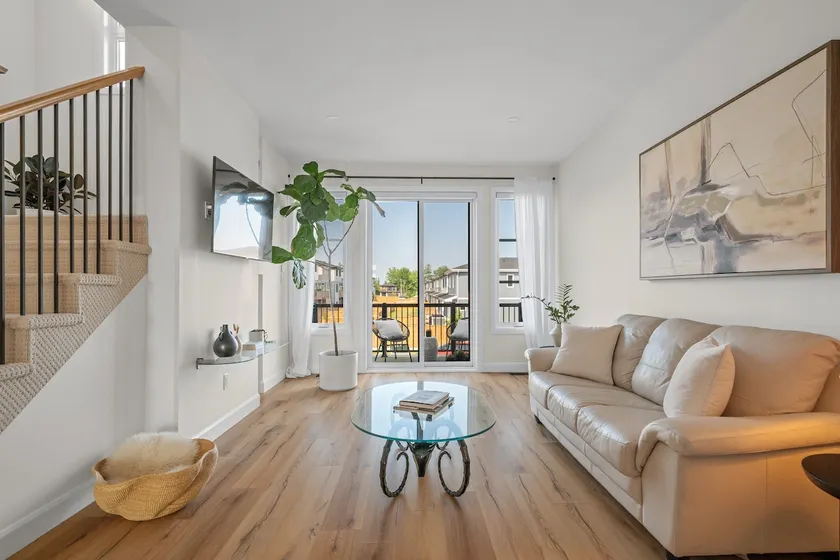 Modern Spacious Private Townhouse Getaway - Image 1