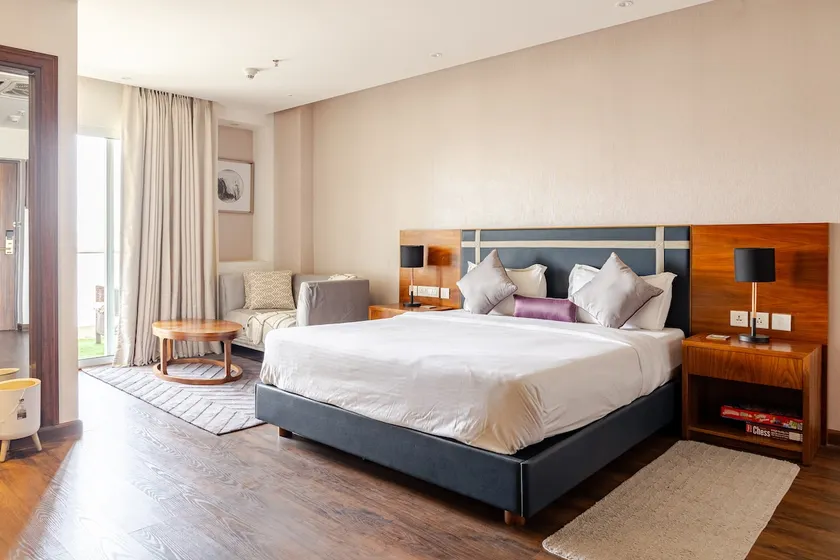 Chic Studio in Mall with Rooftop Pool - Image 1
