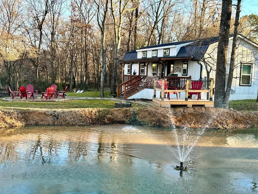 Mineola ”Mane” Stay Cabin - Image 1
