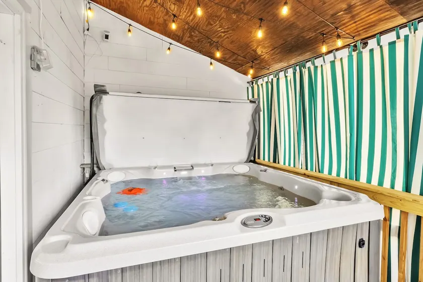 5 Bedrooms w/ Hot Tub, Arcade Games, & Poker Table - Image 1
