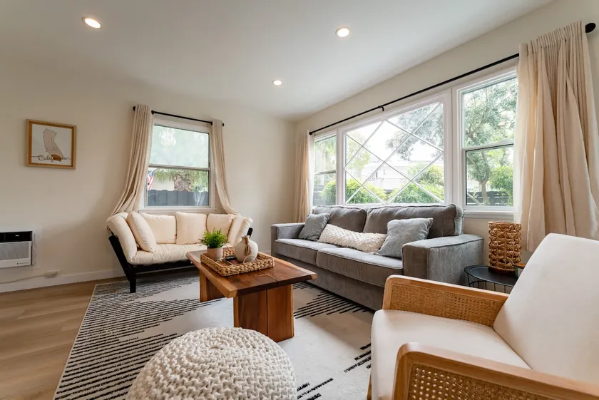 Charming 2 bedroom, steps from Abbot Kinney Venice - Image 1