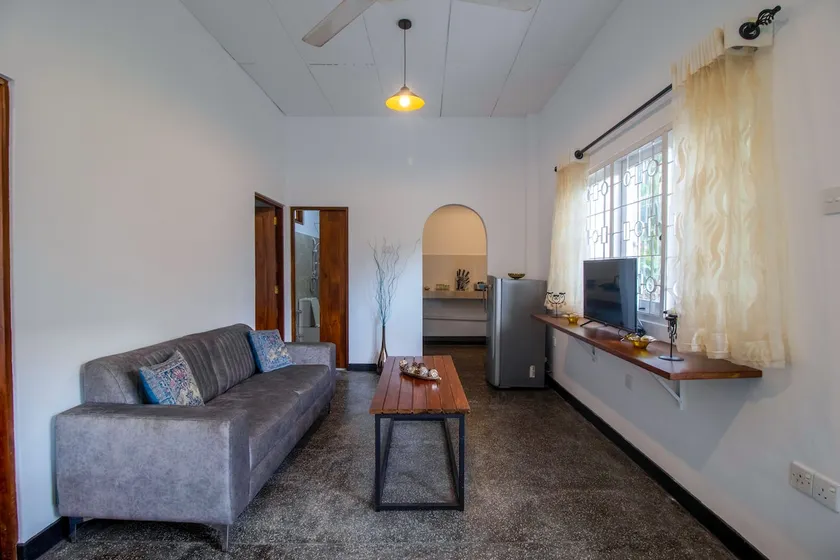 Cute 2Bed Upstair Home~AC+Balcony+Garden+Parking - Image 1