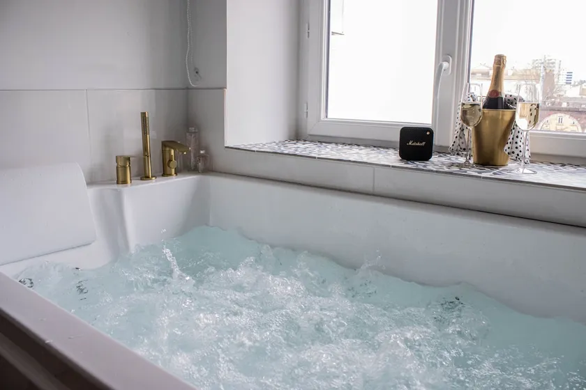 Suite Saphir - Jacuzzi & Sauna - Image 1