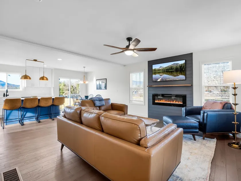 Entire Home Hot Tub, Dog Friendly and Fenced Yard - Image 1