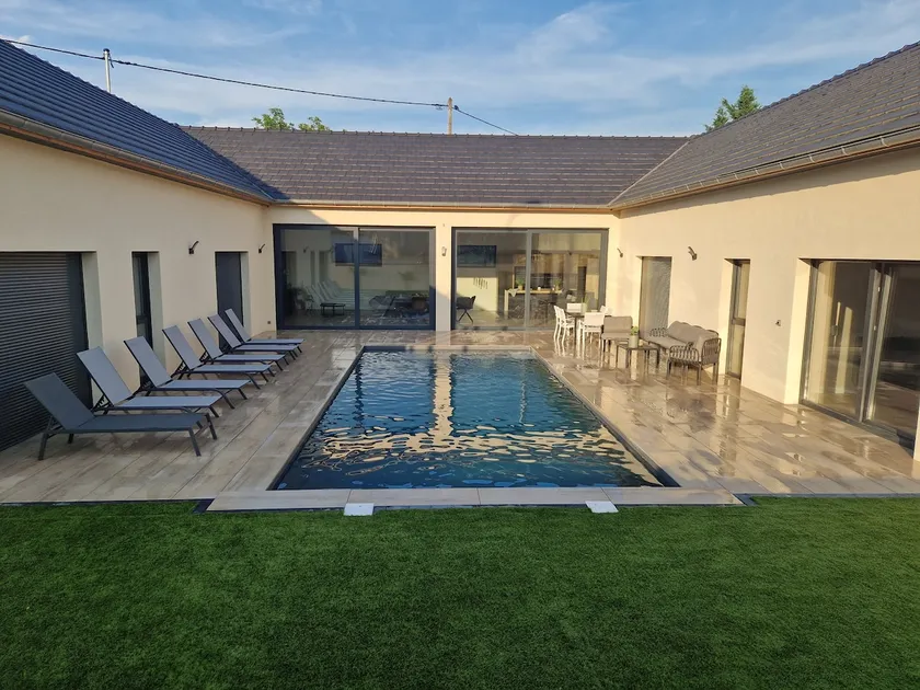 Cozy villa with Jacuzzi, pool, and home theater. - Image 1