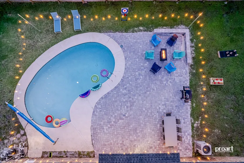Fully Equipped w/ Pool near Ball Fields & Beaches - Image 1