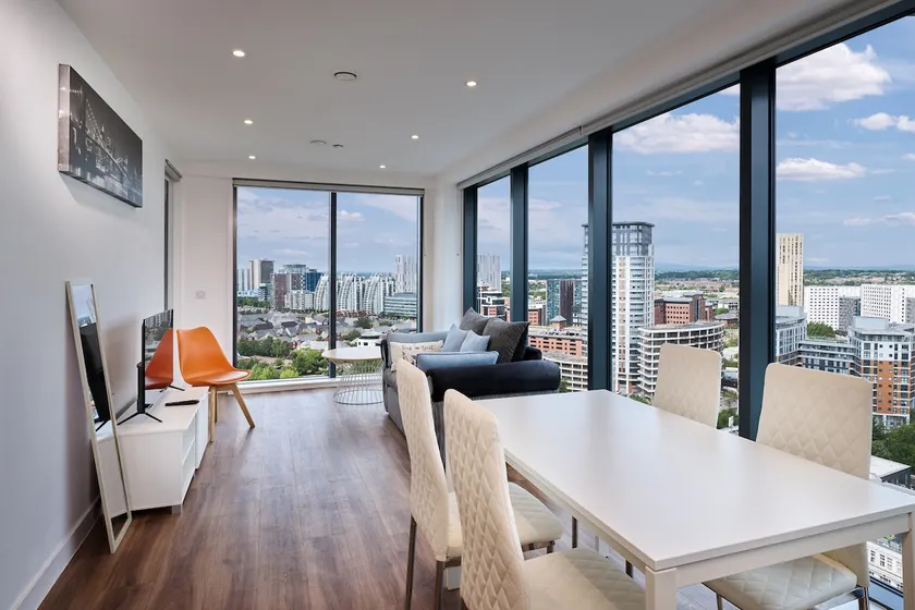 Quayside Penthouse 2 Bedroom Ensuite Man. United - Image 1