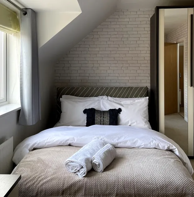 2x Double, En-suite & Bathroom, Central + Parking - Image 1