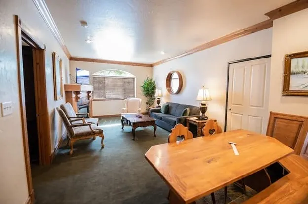 2073 | Upscale King Villa | Near Wasatch SP + Golf - Image 1