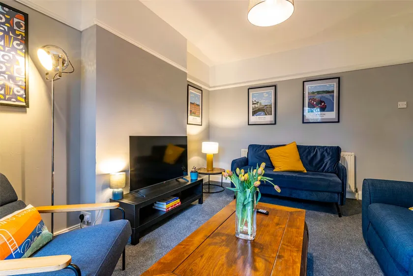 Spacious 4BDR home, off-Street parking sleeps 7 - Image 1