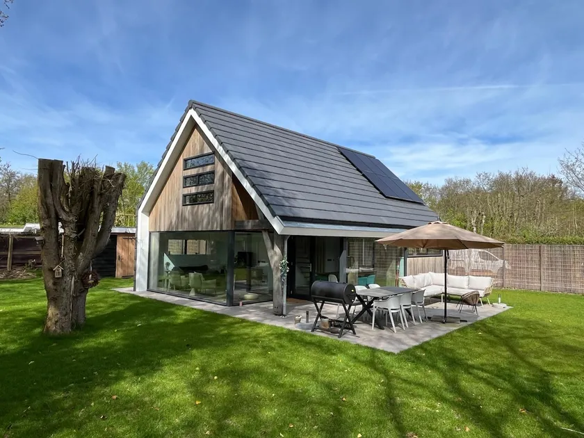 Beautiful family-friendly villa with spacious garden! - Image 1