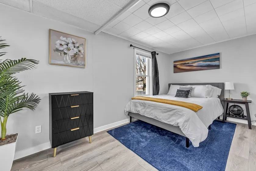 Free Parking and Prime Location! - Image 1