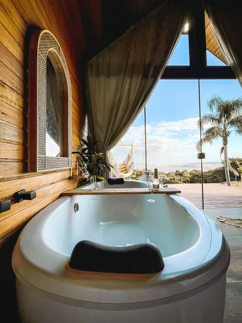 Nautical Hut: bathtub, lagoon view and breakfast - Image 1