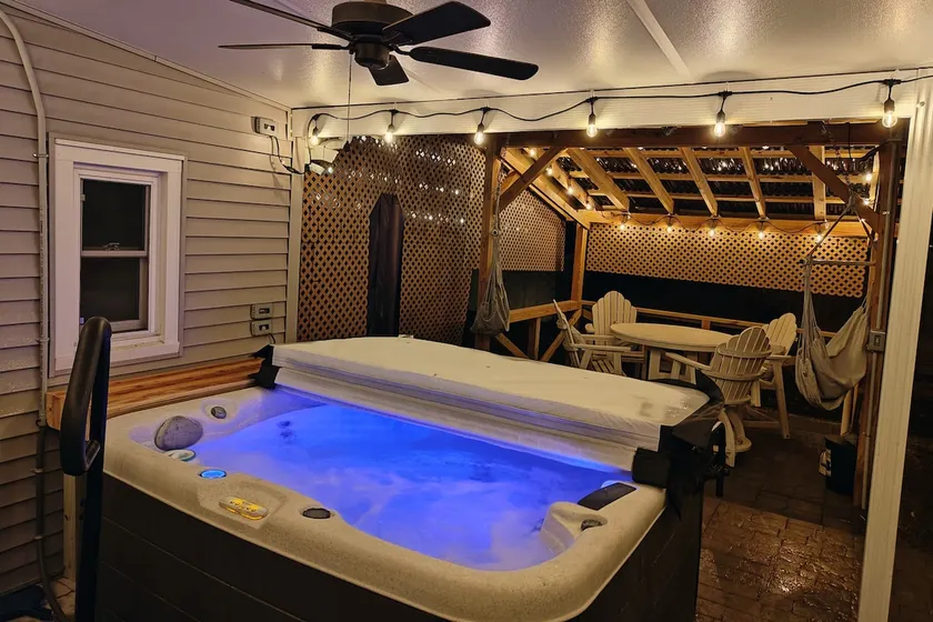 The Suite 16s - Couple's Getaway - Hot Tub - Grill - Image 1
