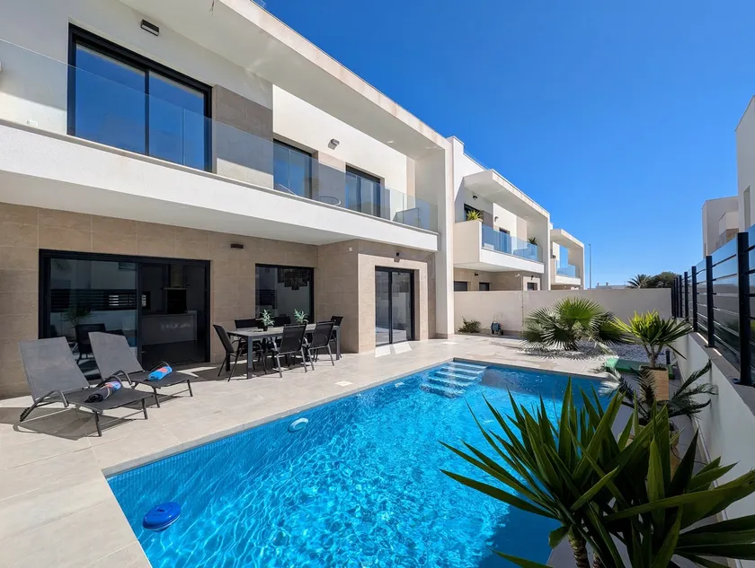 Large new modern villa with private pool - Image 1