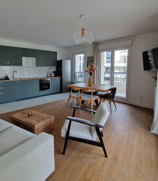 Chic & Spacious 3-Bedroom with balcony - Image 1
