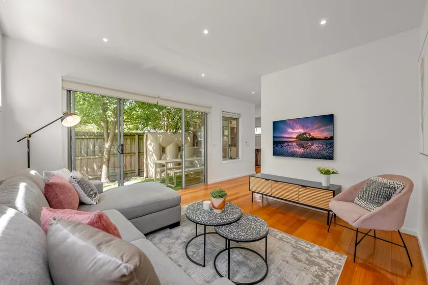 Relaxing Getaway Oasis with Patio in Charming Kew - Image 1
