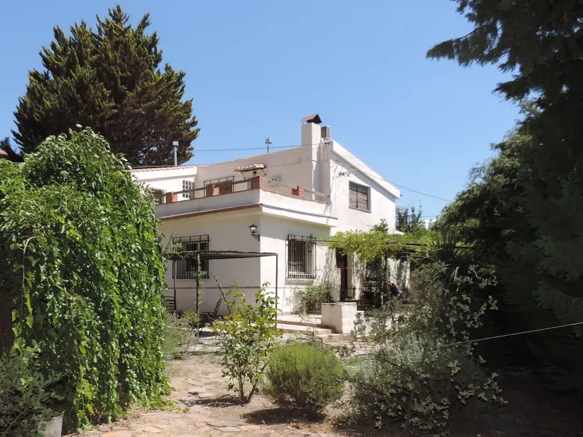 Apartment with garden and parking next to Granada - Image 1
