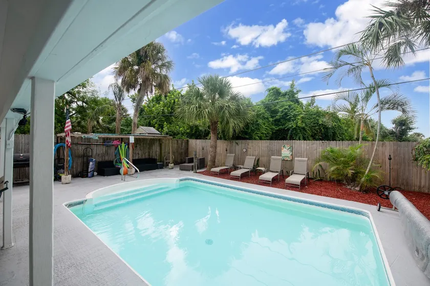 Sunny-Pool-close to beach-fishing-snowbird - Image 1