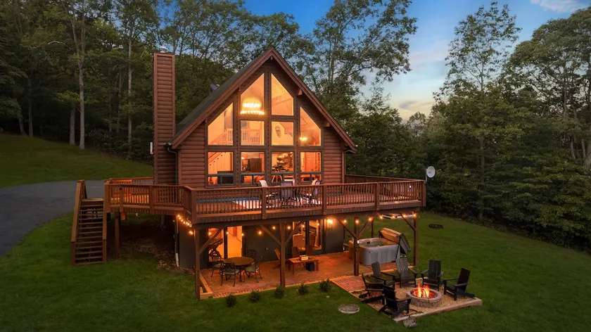 Ella Bella Chalet: Hot Tub, Stunning Views, Wi-Fi - Image 1