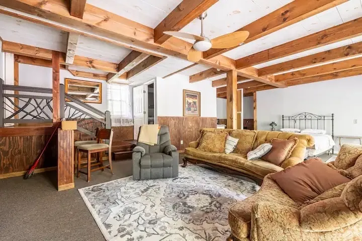 6 Bedroom Villa + Hot Tub + 3 acre Near Nashville - Image 1