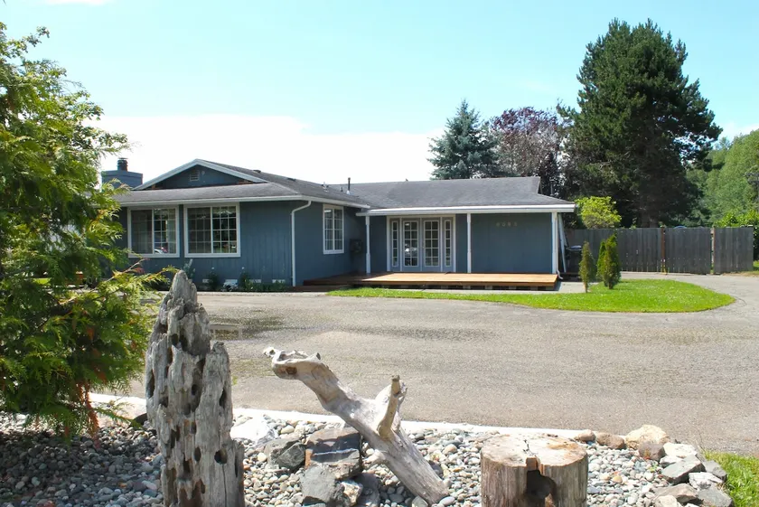 Holiday House ~ 4 Bedrooms for Family & Friends - Image 1