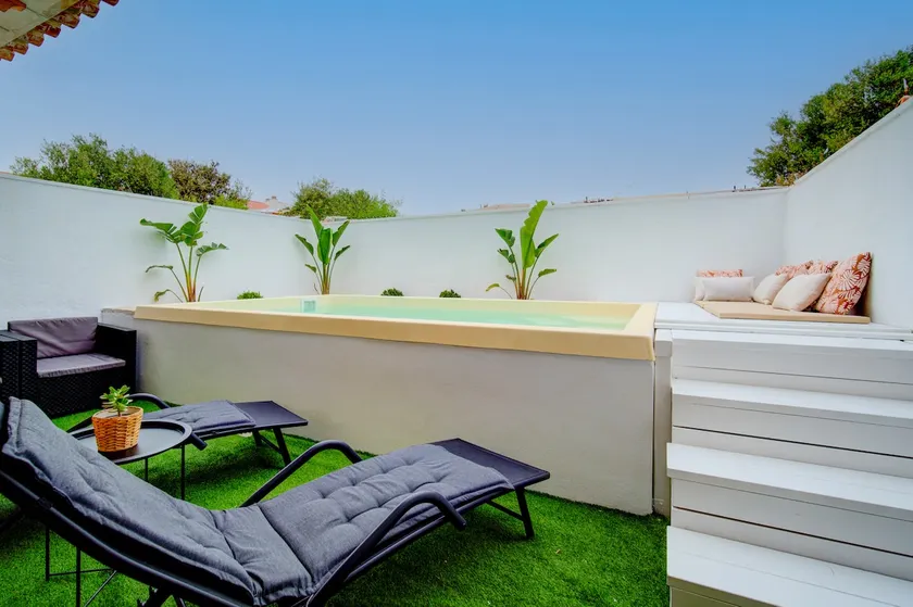House with a heated pool, jacuzzi, pool table, and air conditioning - Image 1
